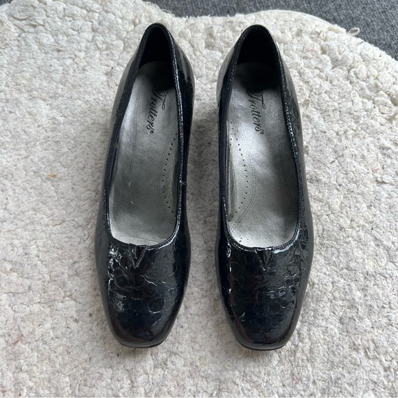 Trotters: Black Patent Leather Reptile Print Business Kitten Heels Size 8 - Picture 2 of 9